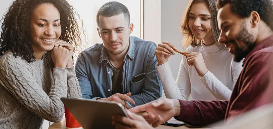 Equipe discutindo estratégias antifraude