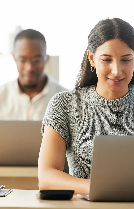 Aluno estudando idiomas em plataforma online