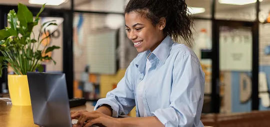 Profissional de Customer Success atendendo cliente