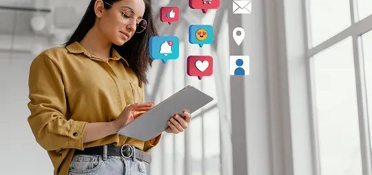 Profissional de marketing analisando resultados