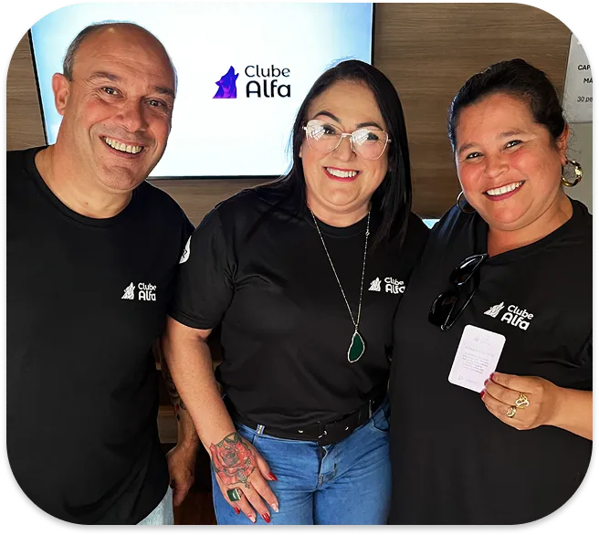Equipe ZAZ Vendas sorrindo em evento do Clube Alfa